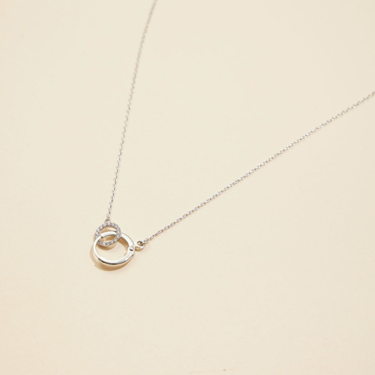 Sophisticated Interlocking Circles Gold-Dipped Short Necklace