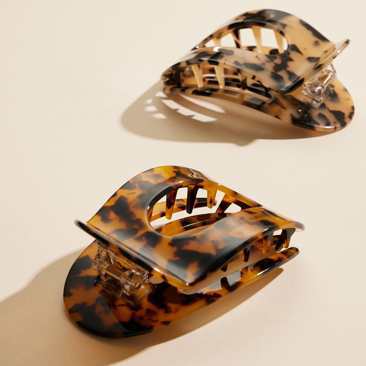 Wide Oval Tortoise Acetate Hair Claw Clip