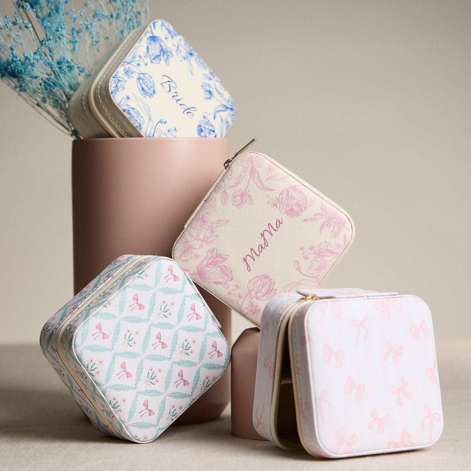 Travel-Ready Blue Floral Jewelry Box with Pink Bow - Frem
