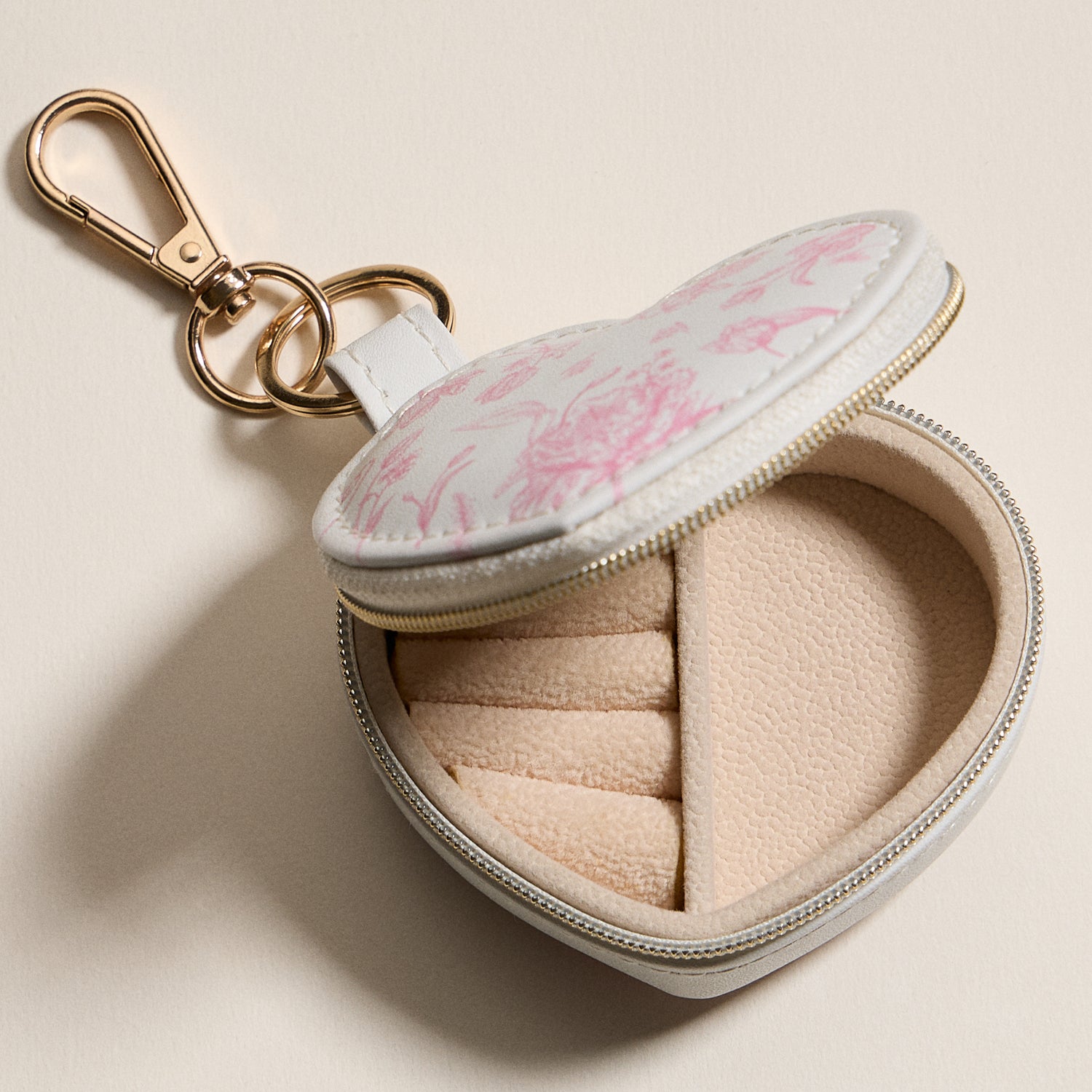 Heart-Shaped Jewelry Travel Case with Keychain – White & Pink Floral Print - Frem