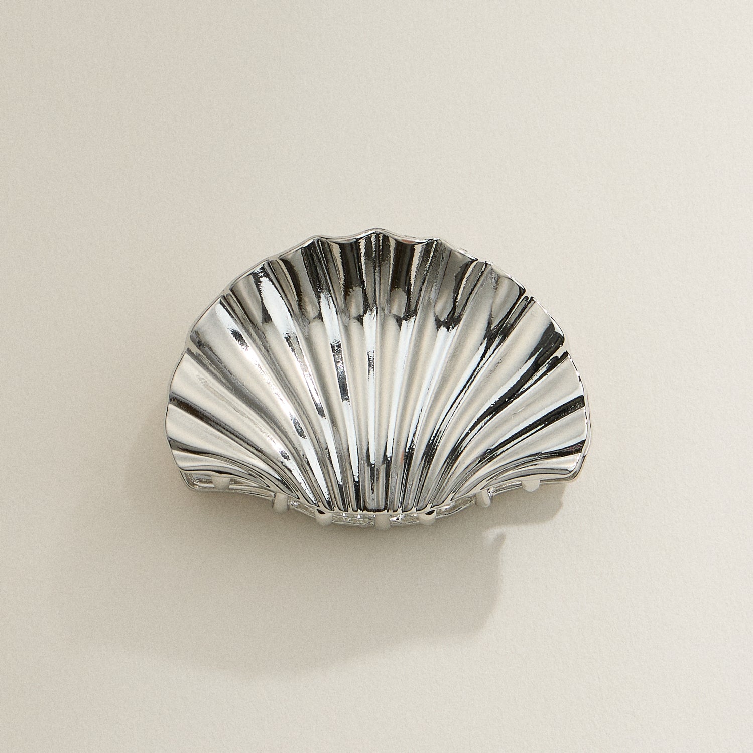 Refined Shell-Shaped Claw Clip – Gold & Silver