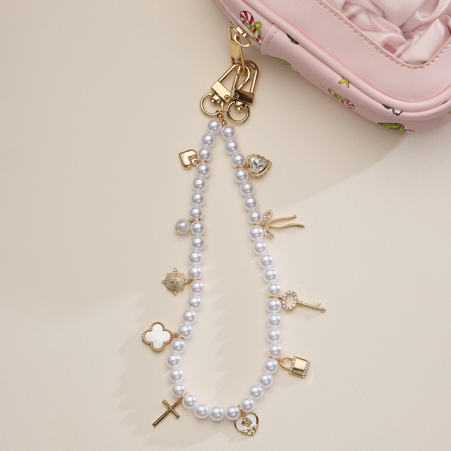 Gold Accent Bag Chain with Pearl Charm Detail - Frem