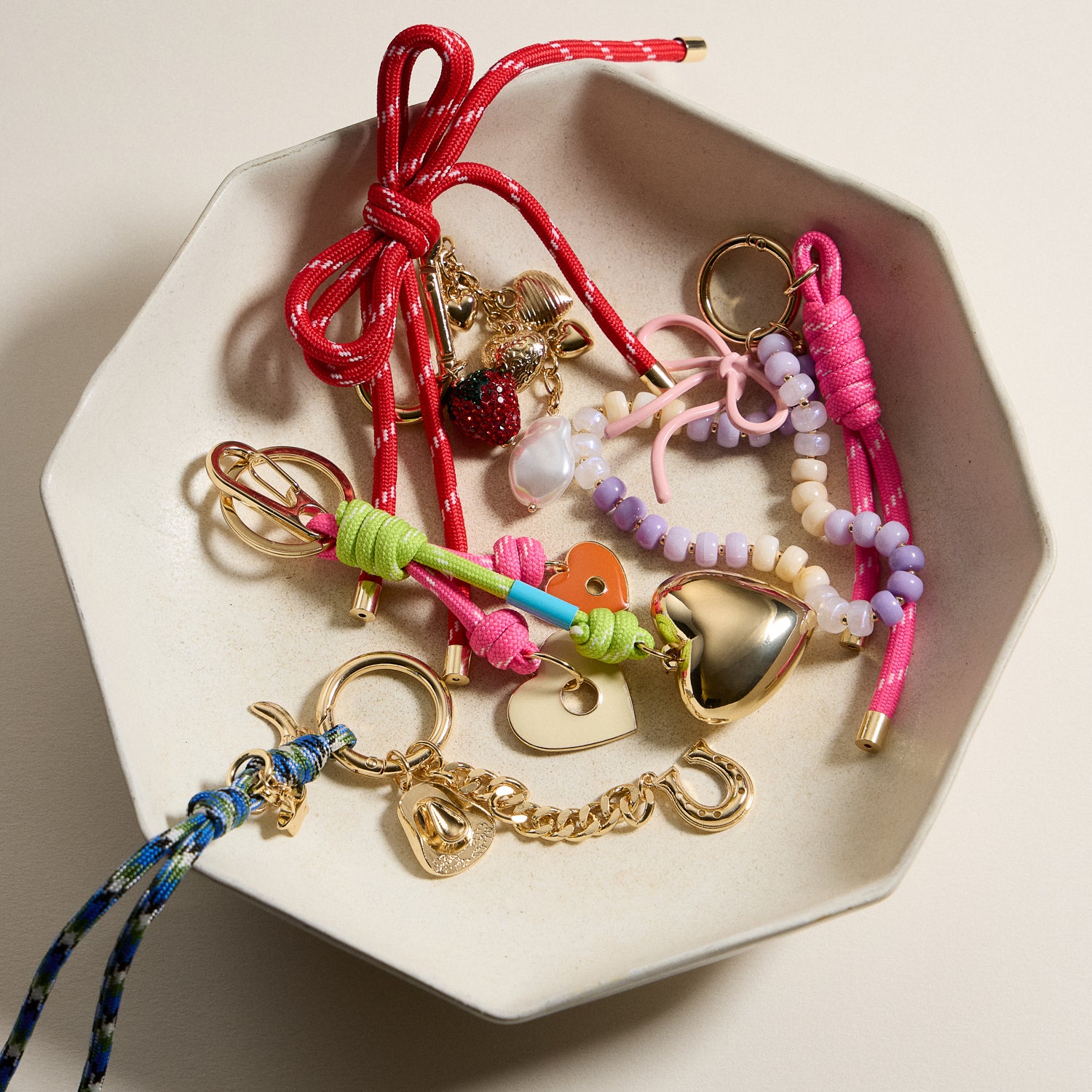 Strawberry Heart Charm Keychain & Bag Charm with Enamel Detailing and Bow Accent - Frem