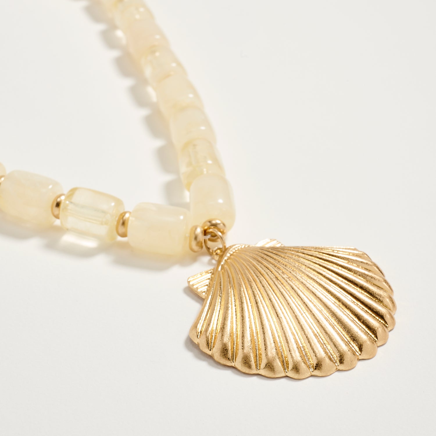 Gold Seashell Pendant Beaded Necklace – Chunky Resin Barrel Beads with Adjustable Chain, Coastal Statement Jewelry for Women - Frem