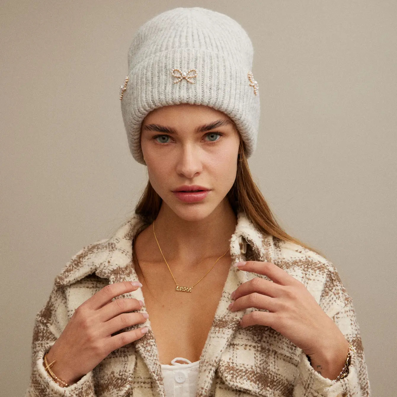 Ribbed Hat with Pearl and Bow Charm Accents - Frem