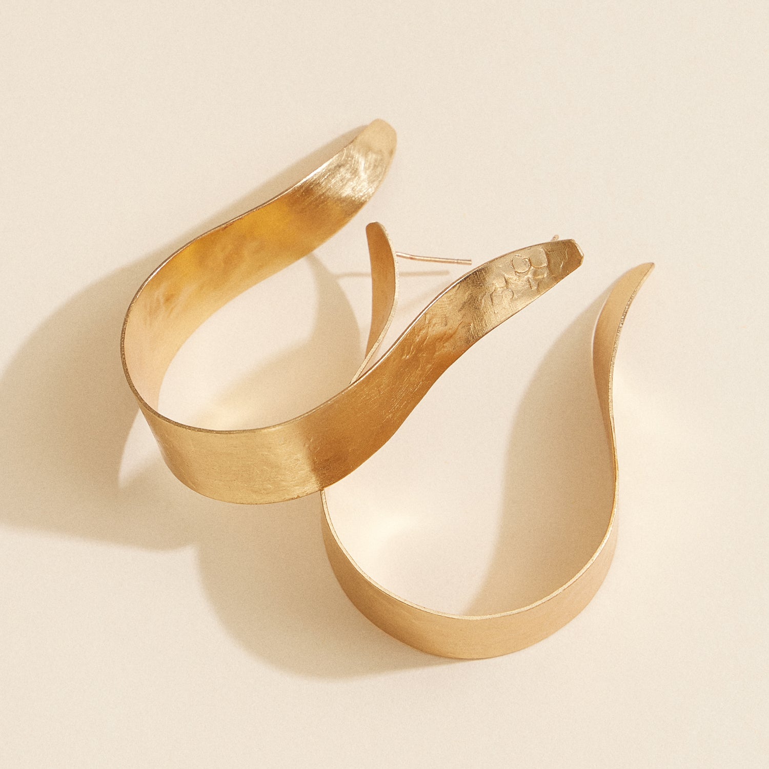 Gold-Tone Wavy Hoop Earrings – Sculptural Modern Statement