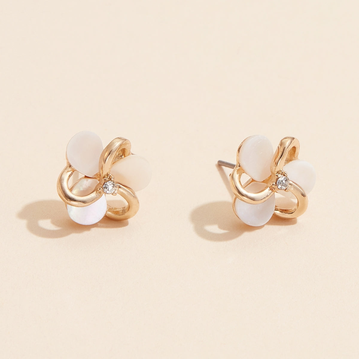 Floral Shell Stud Earrings - Frem