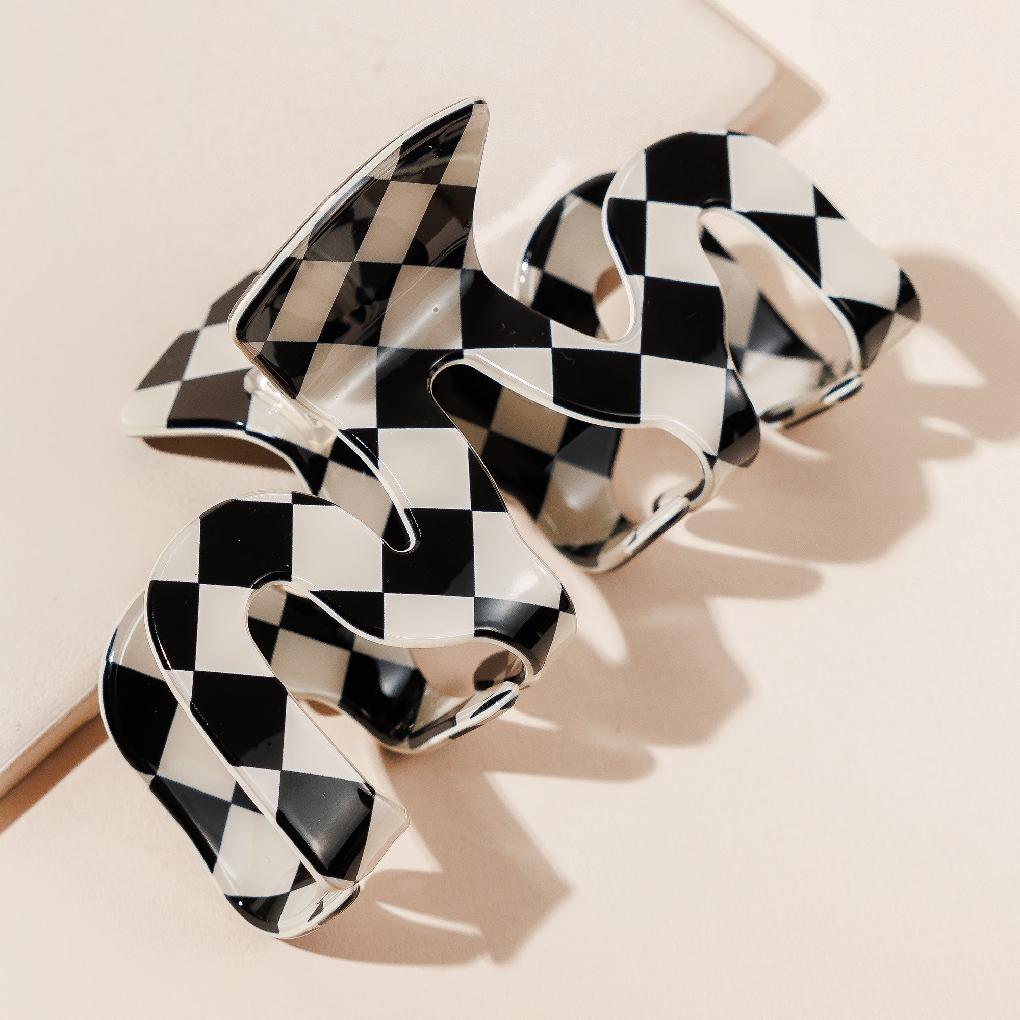Trendy Checkered Wavy Hair Claw