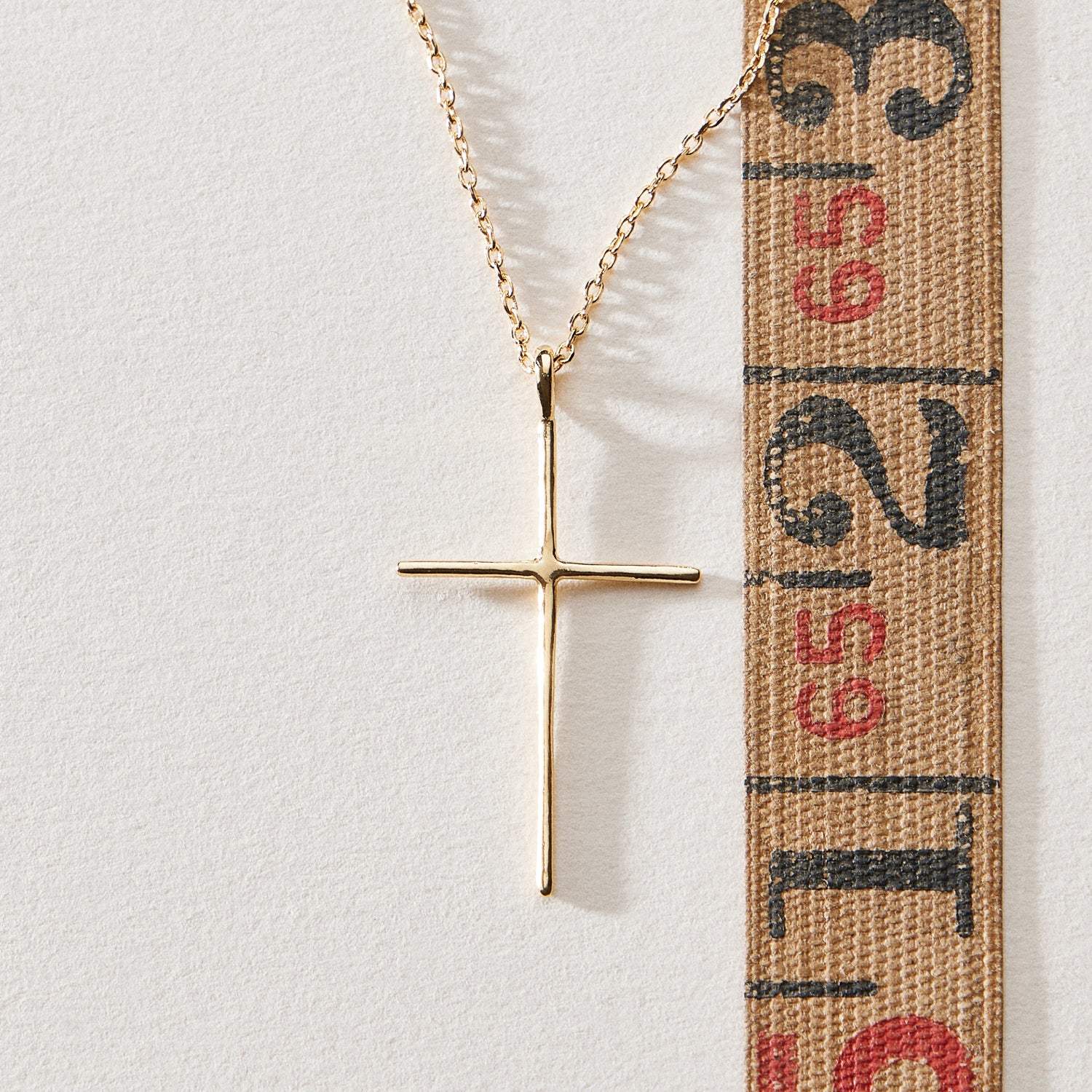 Gold Chain Necklace with Sleek Cross Pendant - Frem
