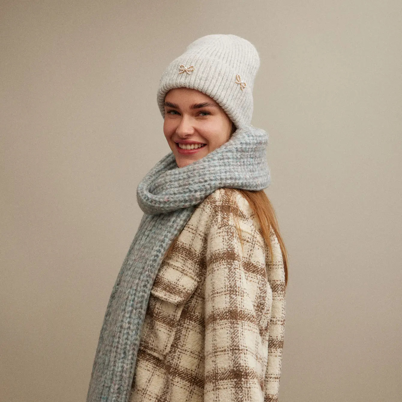 Ribbed Hat with Pearl and Bow Charm Accents - Frem
