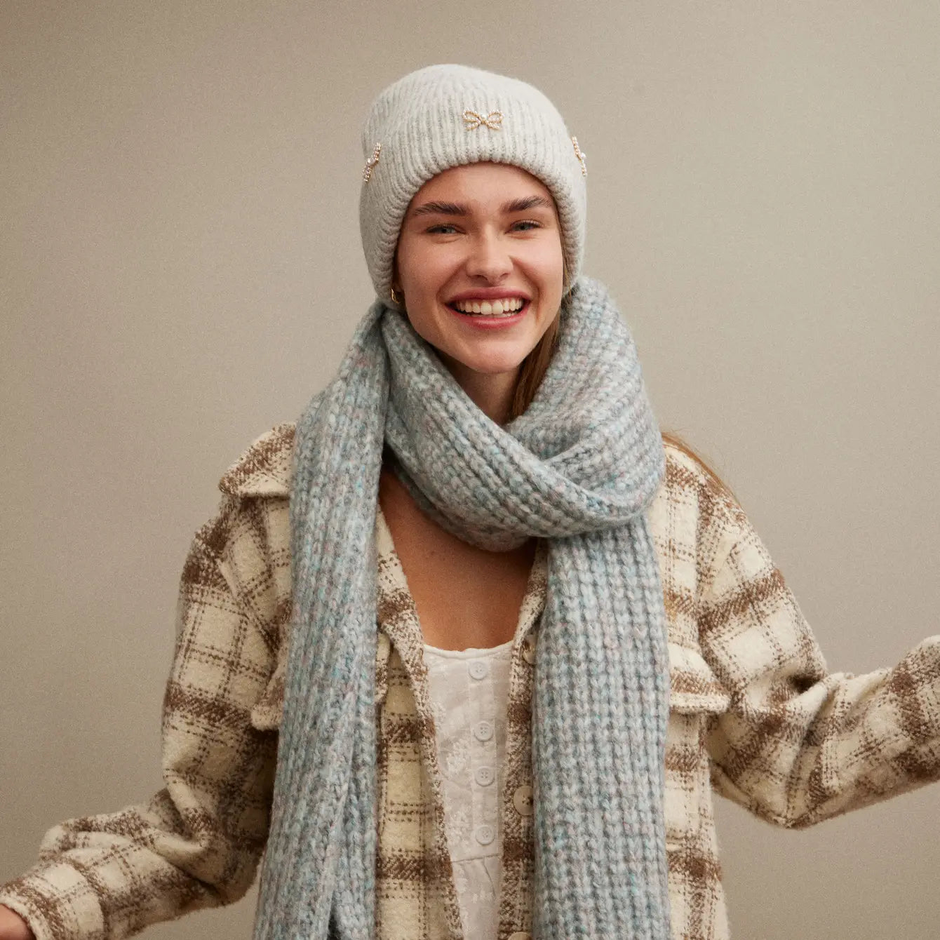 Ribbed Hat with Pearl and Bow Charm Accents - Frem
