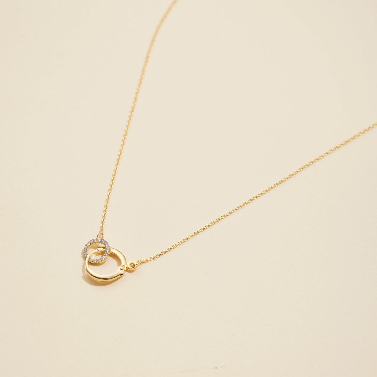 Sophisticated Interlocking Circles Gold-Dipped Short Necklace