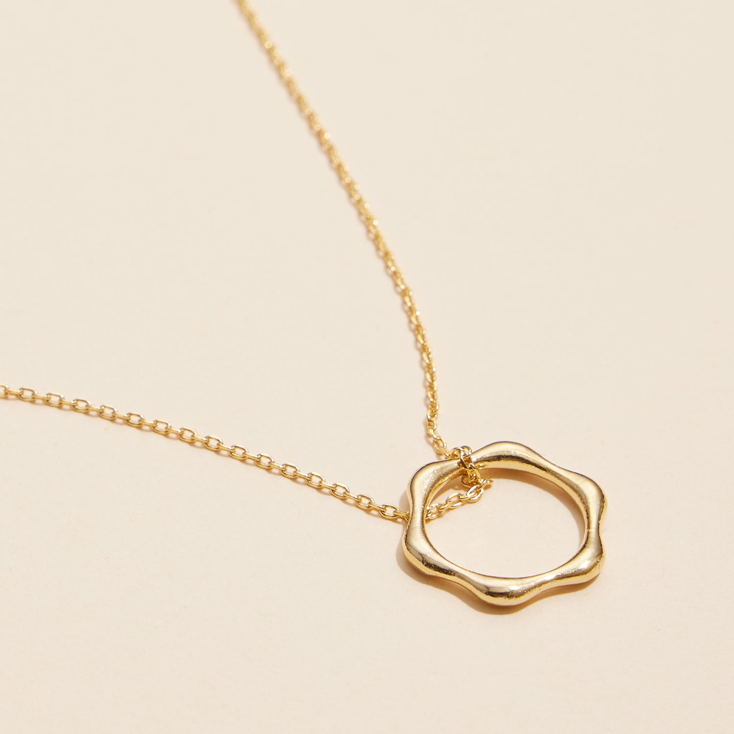 Elegant 7mm Wavy Circle Charm Necklace in 18K Gold Dipped Finish
