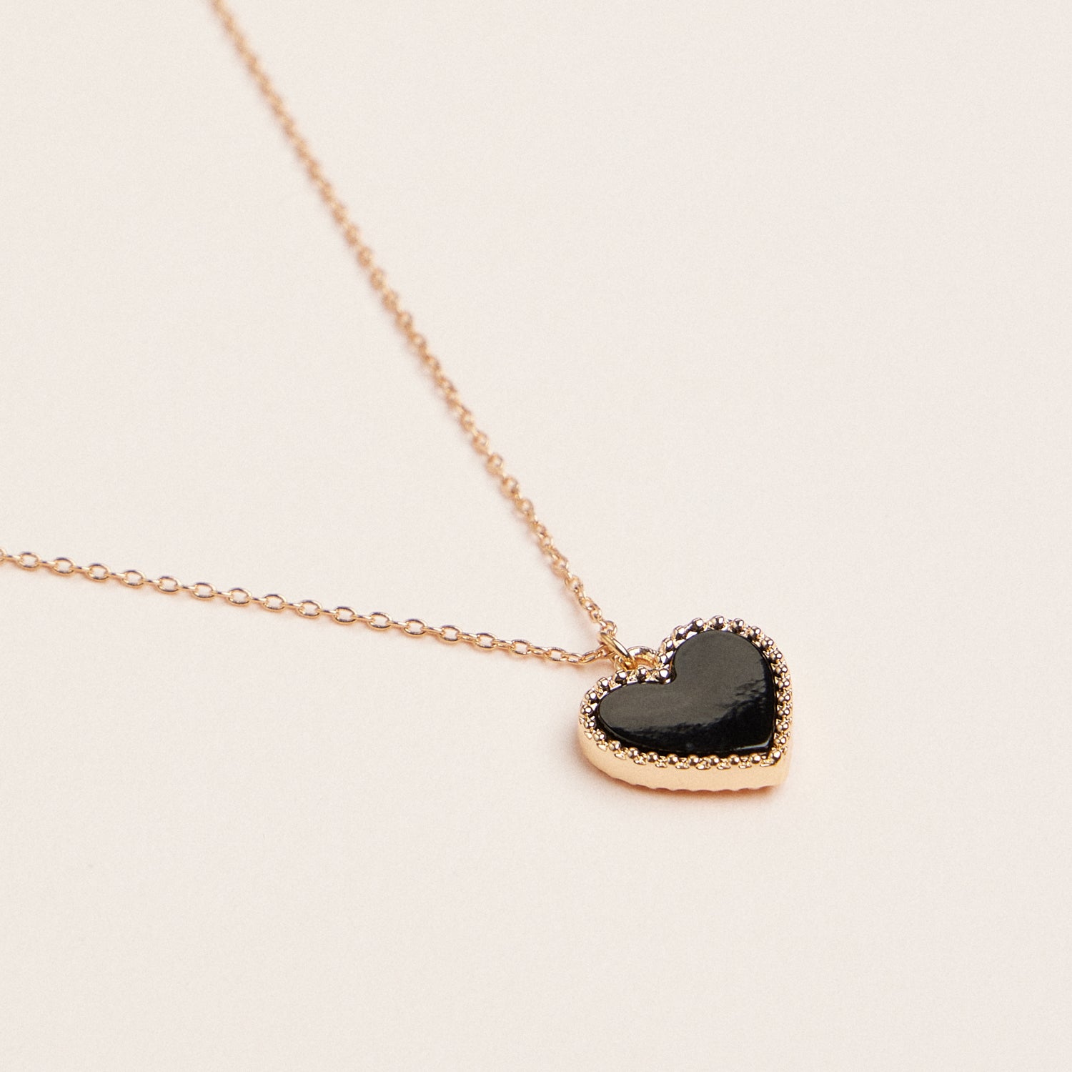 Heart Shaped Pendant Necklaces Gold Chain Jewelry in Red Pink Black White