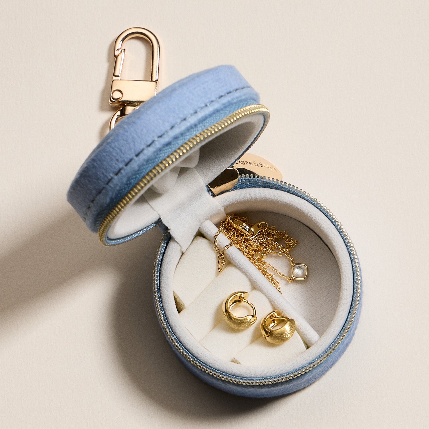Mini Round Jewelry Travel Case with Keychain – Blue Velvet "Lucky" Design