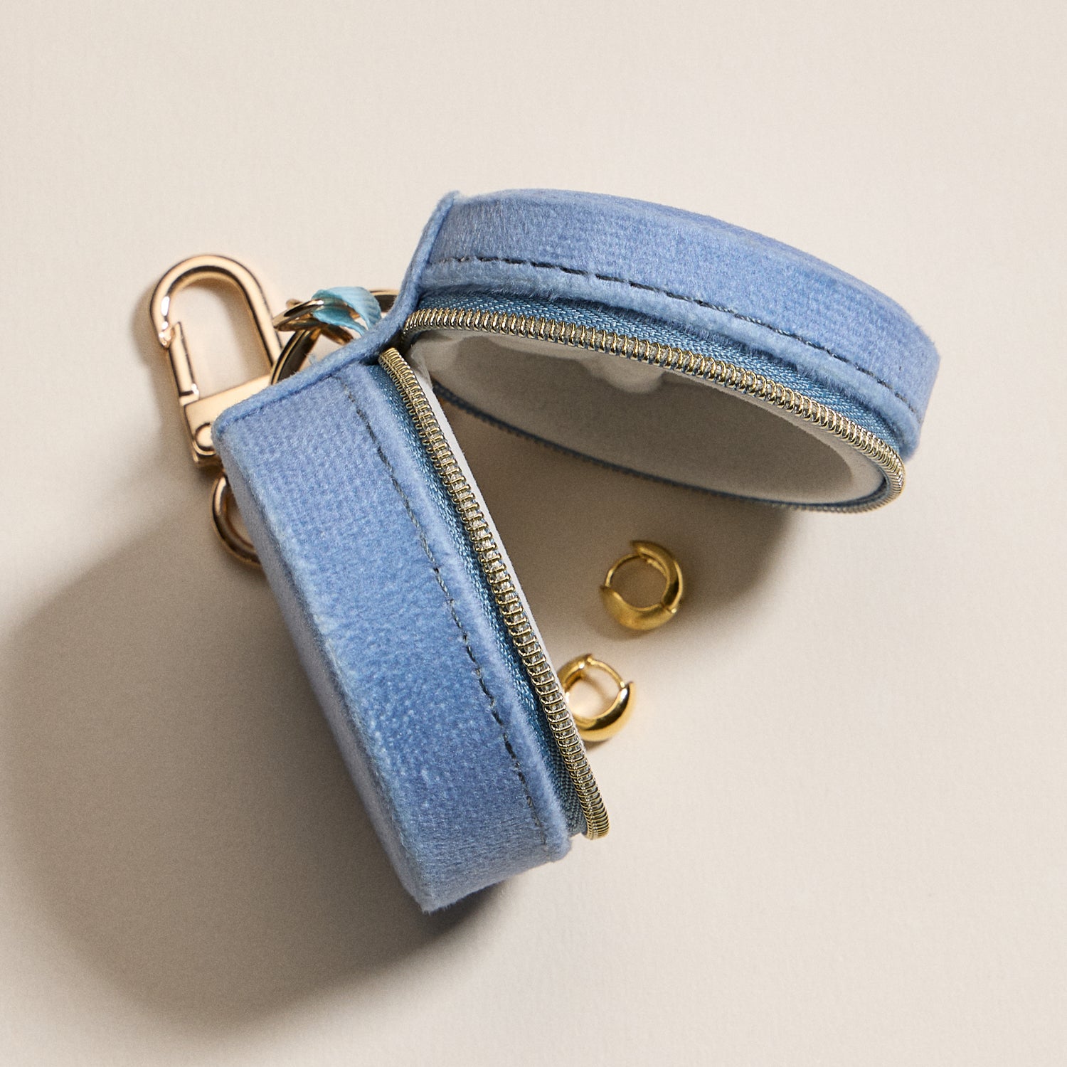 Mini Round Jewelry Travel Case with Keychain – Blue Velvet "Lucky" Design