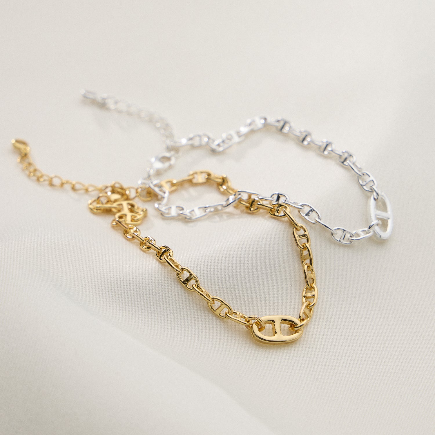 Sleek Chain Bracelet with Oval Link Accent