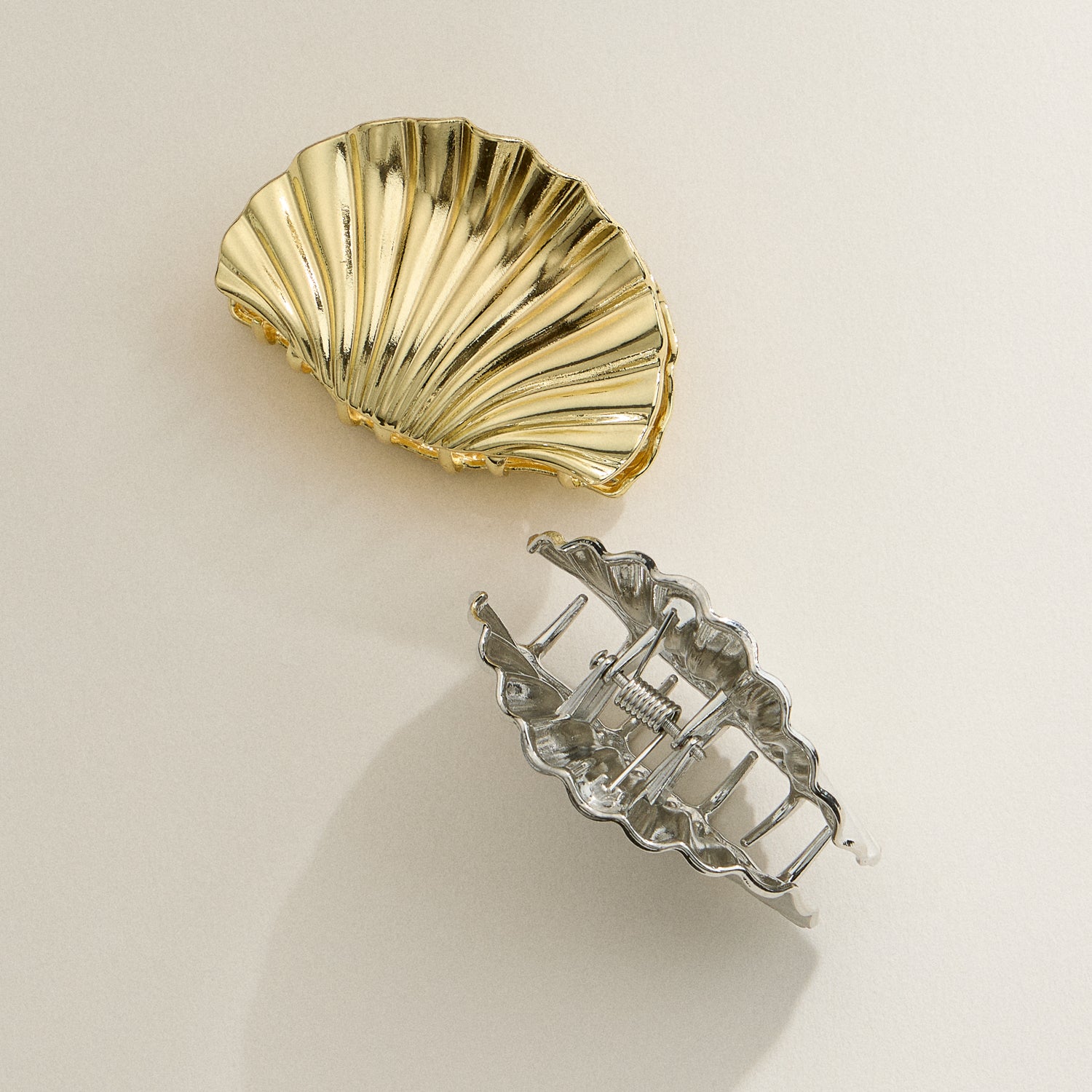Refined Shell-Shaped Claw Clip – Gold & Silver