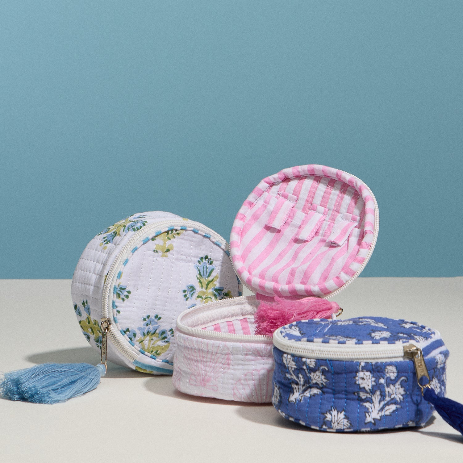 Light Blue Quilted Floral Round Coin Pouch – Zipper Coin Purse with Tassel - Frem