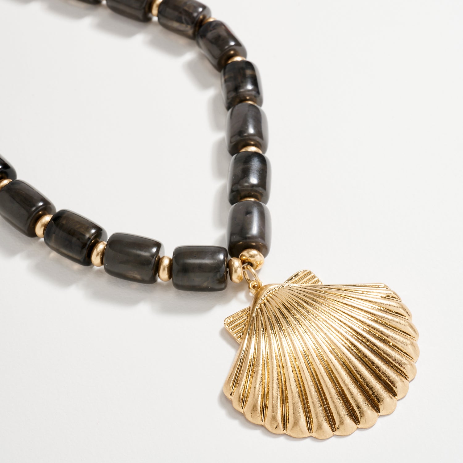 Gold Seashell Pendant Beaded Necklace – Chunky Resin Barrel Beads with Adjustable Chain, Coastal Statement Jewelry for Women - Frem