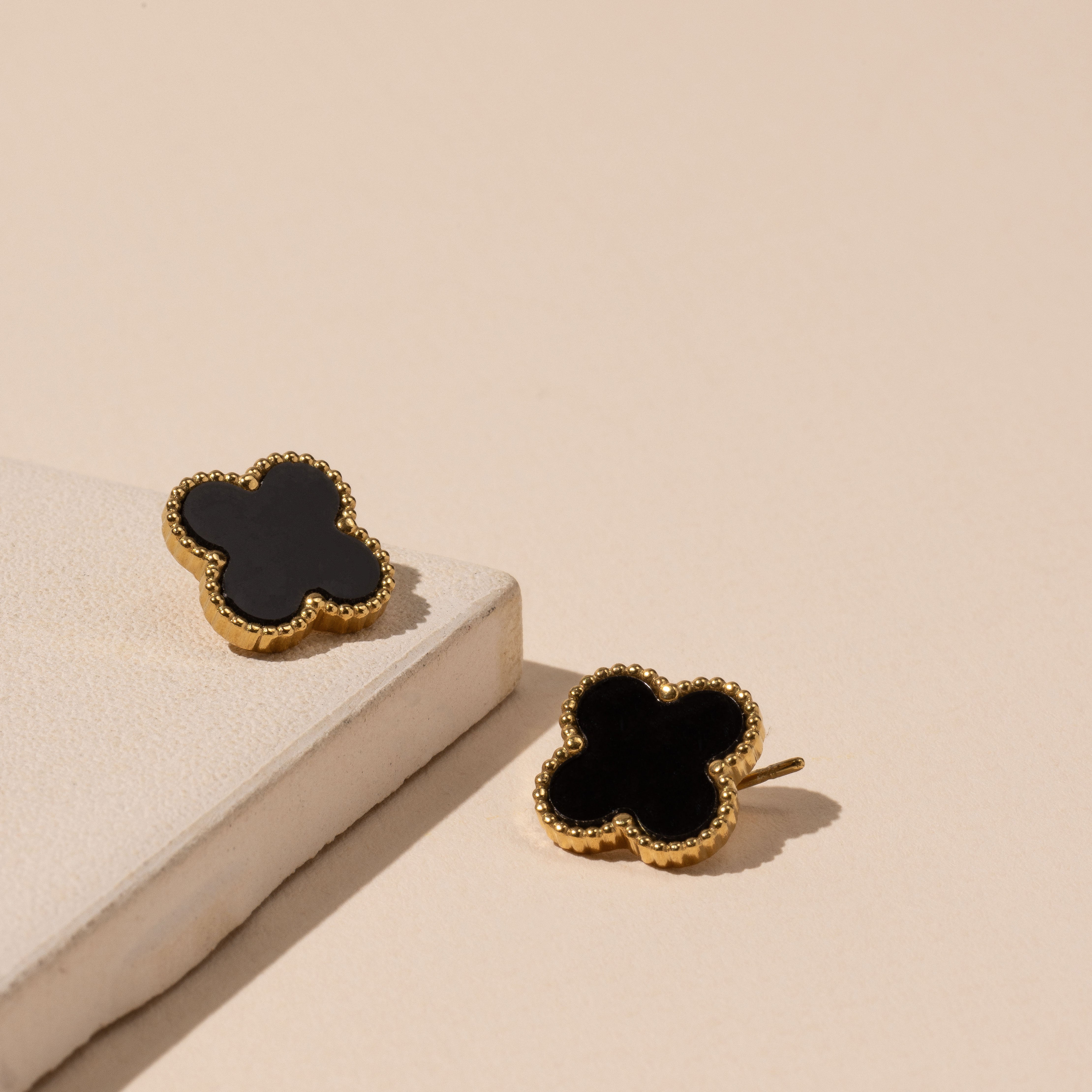 Elegant Flower Shaped Gold Stud Earrings Mother of Pearl and Black Design