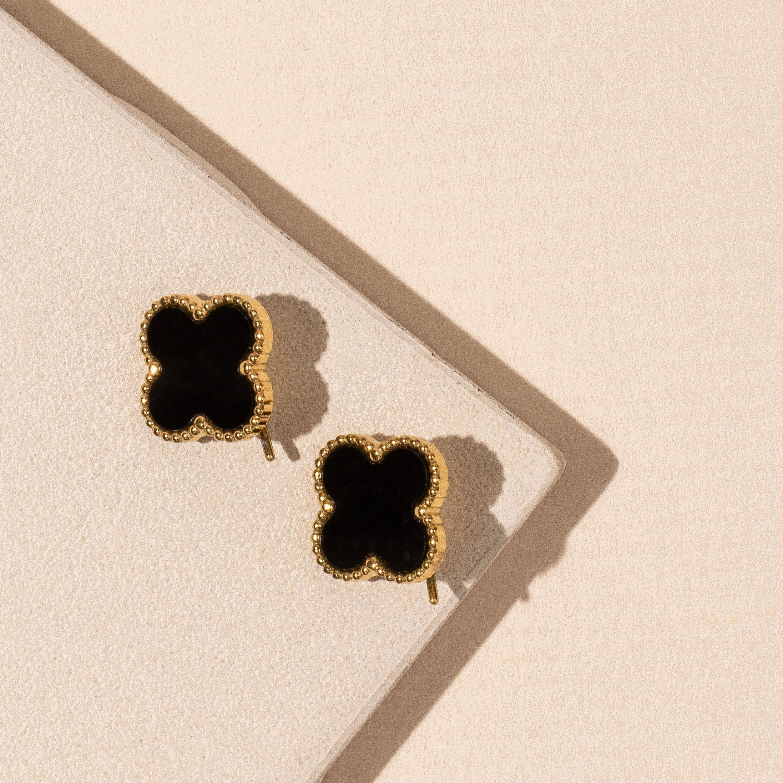 Elegant Flower Shaped Gold Stud Earrings Mother of Pearl and Black Design