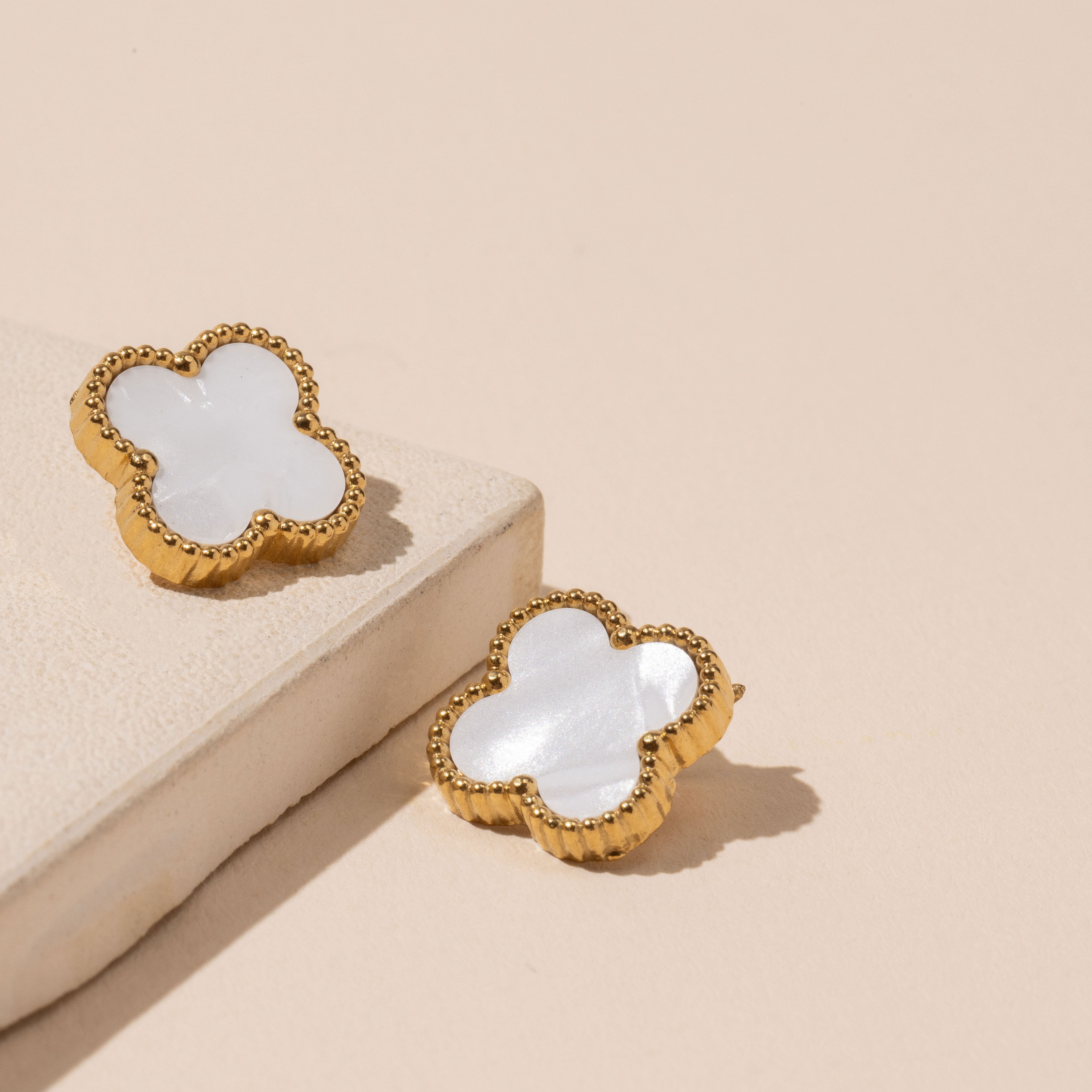 Elegant Flower Shaped Gold Stud Earrings Mother of Pearl and Black Design