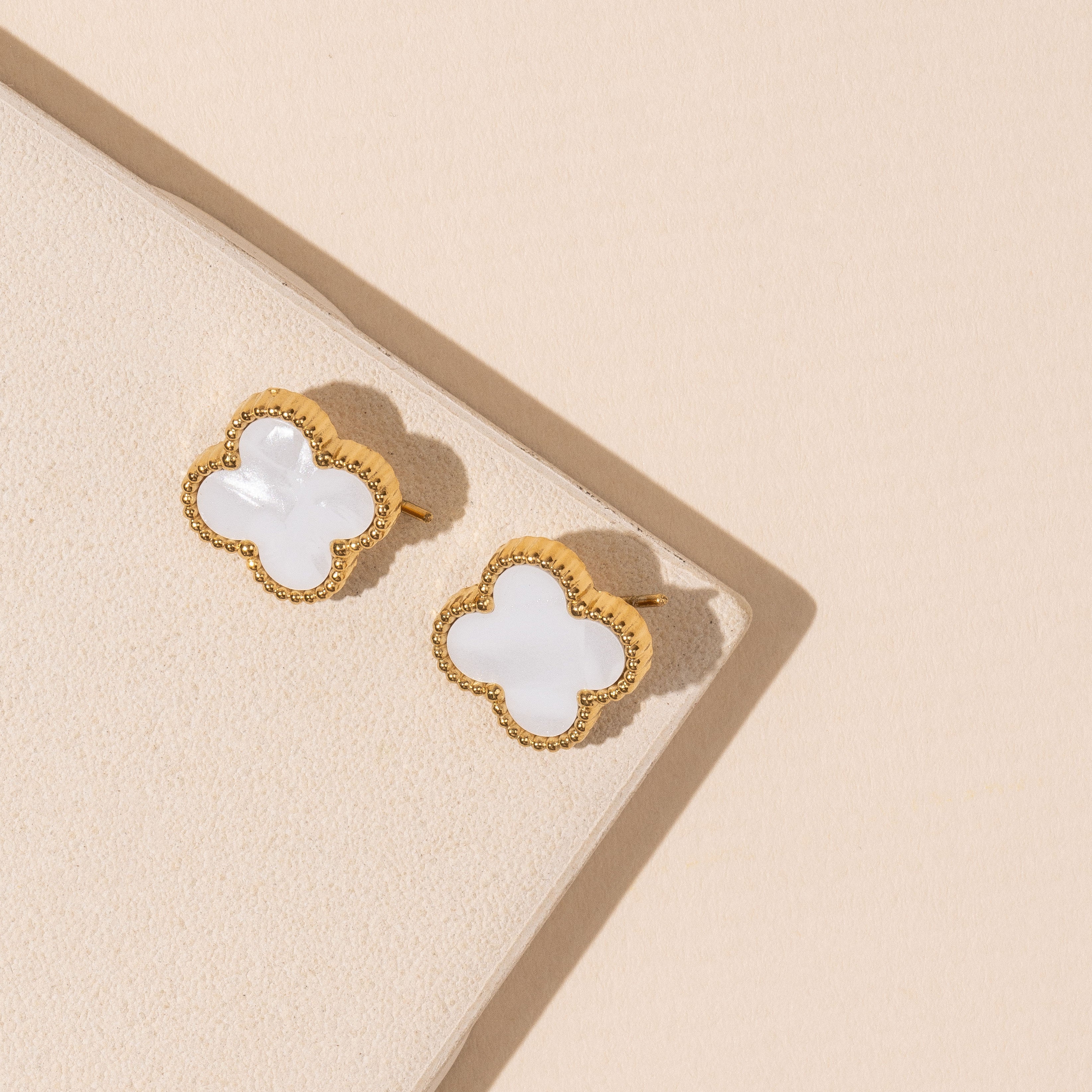 Elegant Flower Shaped Gold Stud Earrings Mother of Pearl and Black Design