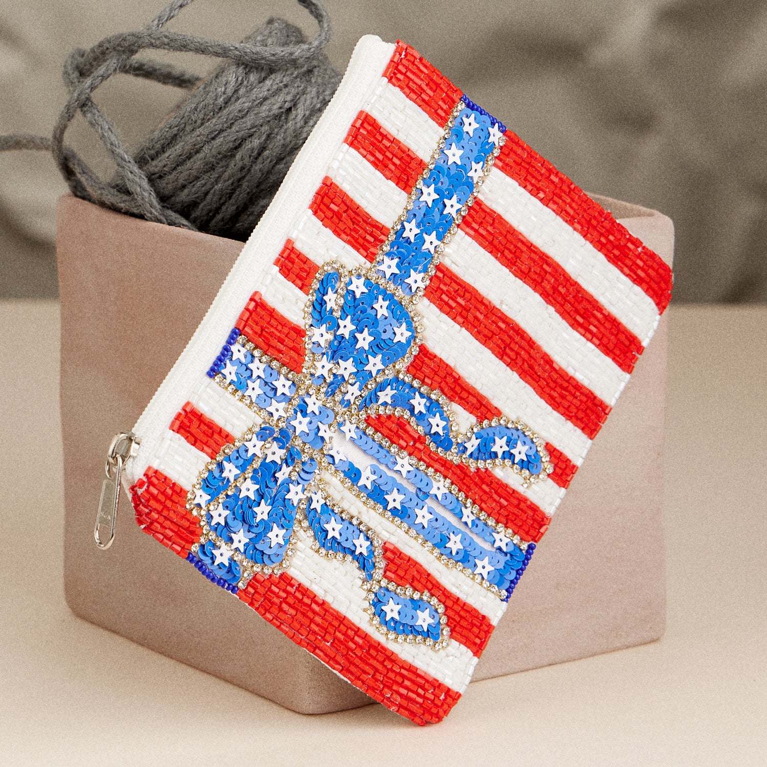 Beaded American Flag Coin Purse – Patriotic USA Zip Pouch with Stars & Stripes Bow for 4th of July & Everyday Use