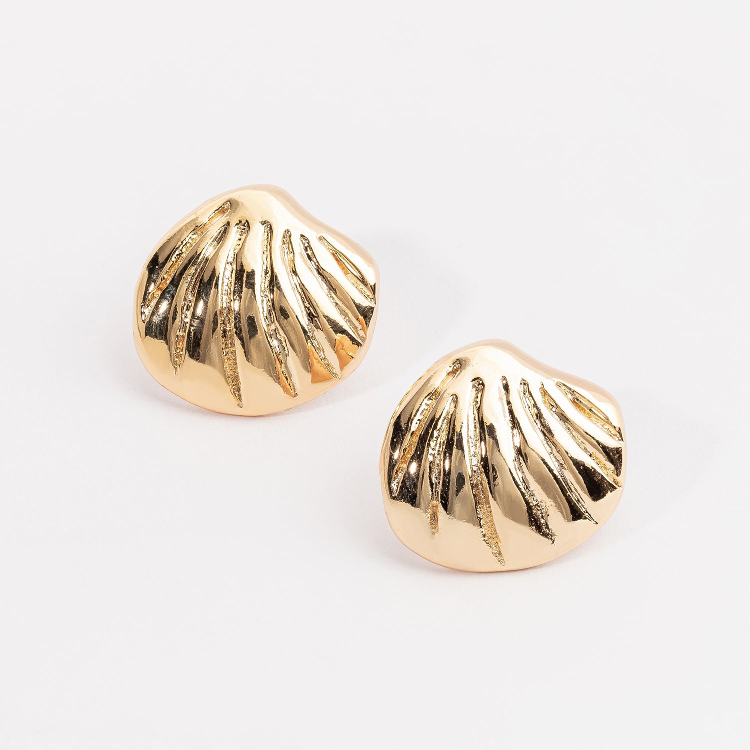GOLD SHELL EARRING