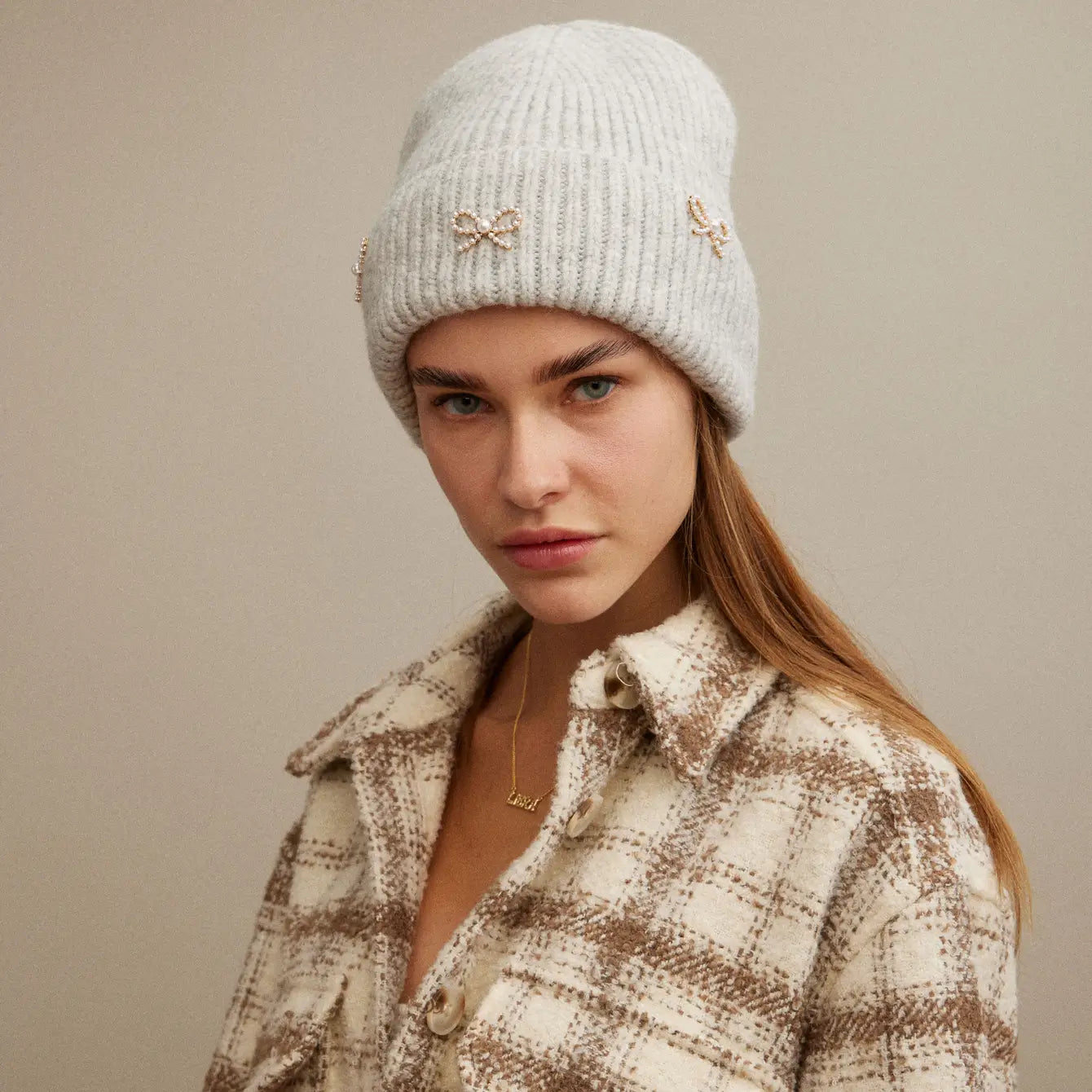 Ribbed Hat with Pearl and Bow Charm Accents - Frem