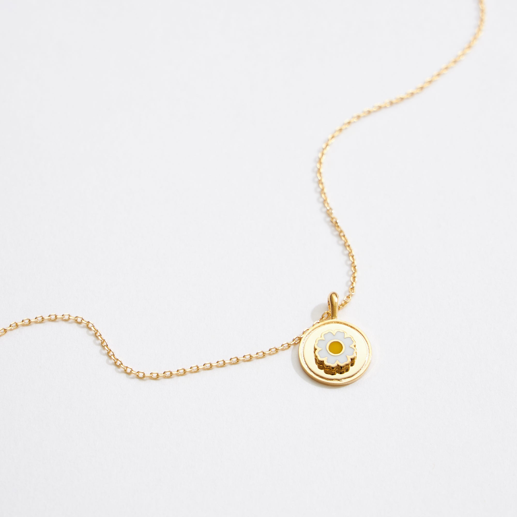 Gold Dipped Daisy Coin Pendant Necklace - Frem
